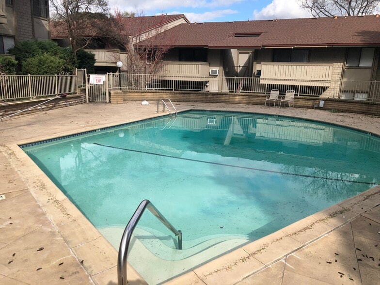 Building Photo - 100 Kinross Dr