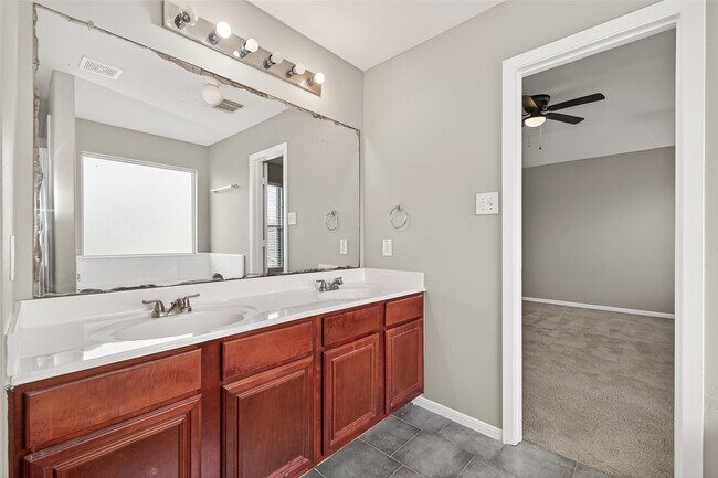 Building Photo - 1411 Heathcote Ln