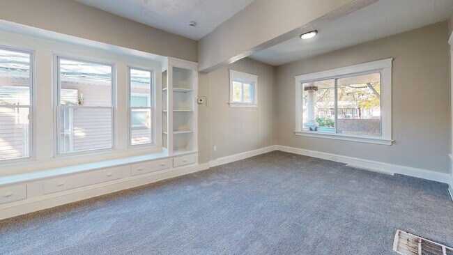 Building Photo - 3915 Hyde Ave