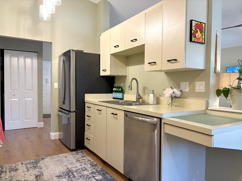 Building Photo - 2840 W Rainbow Cir