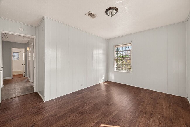 Building Photo - Affordable 4-Bedroom 2-Bathroom Convenient South Houston Home Near Medical Center & City Access
