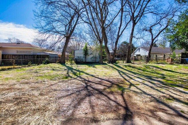 Building Photo - ** 3 bed 2 bath located in Dalraida ** Cal...
