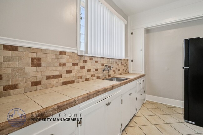 Building Photo - 1141 Pine Ave