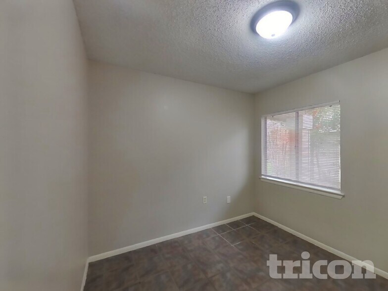 Building Photo - 9302 Points Edge