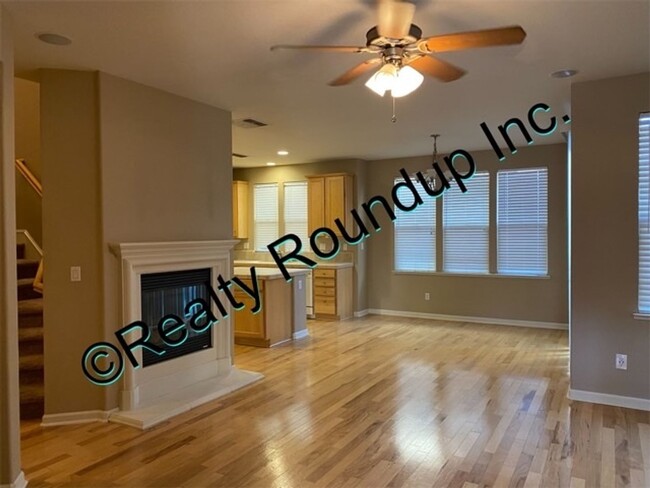 Building Photo - Gorgeous Three Bedroom In Spanos West