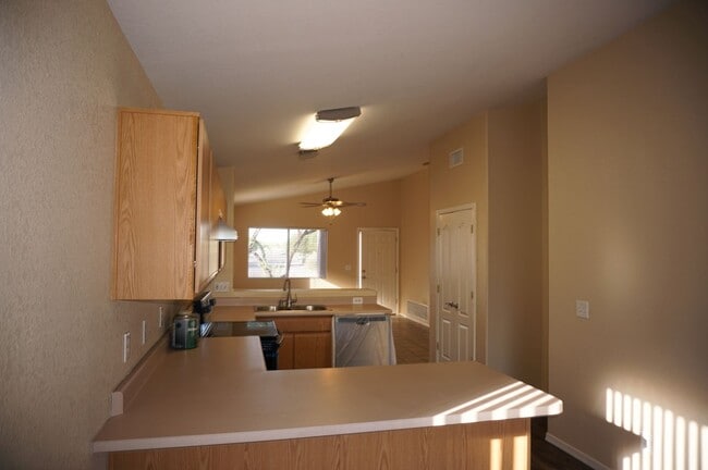 Building Photo - Popular Location, 3Bdm 2Ba Home
