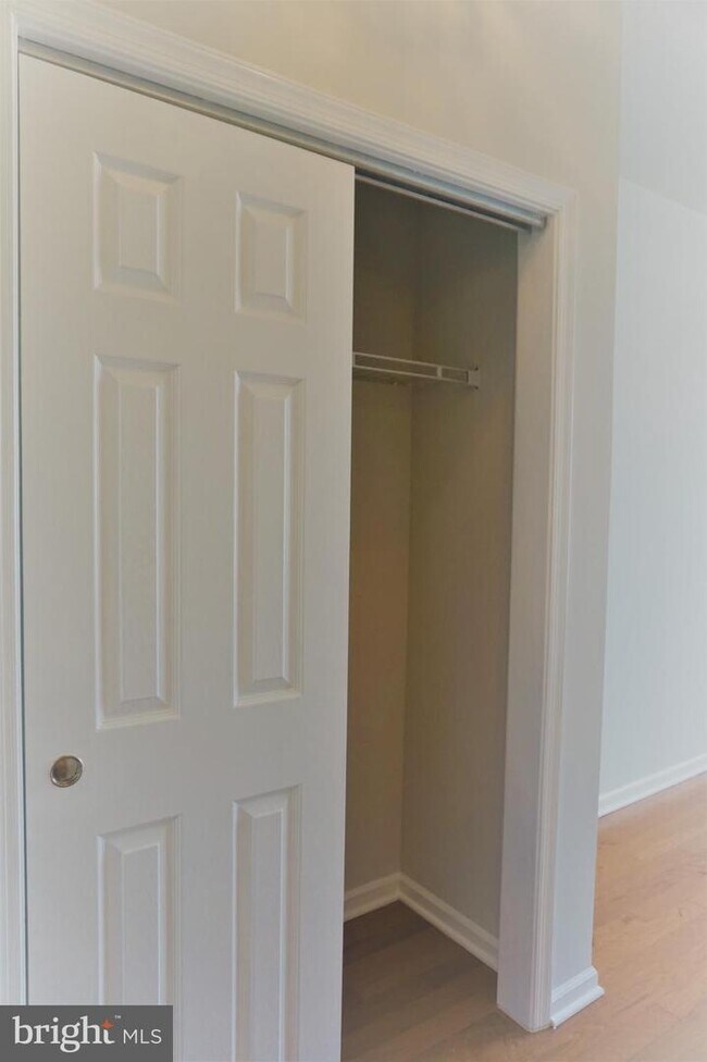 Building Photo - 43840 Hickory Corner Terrace