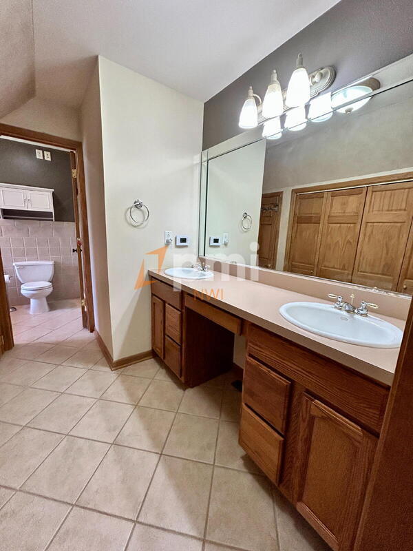 Building Photo - 5107 White Oak Terrace