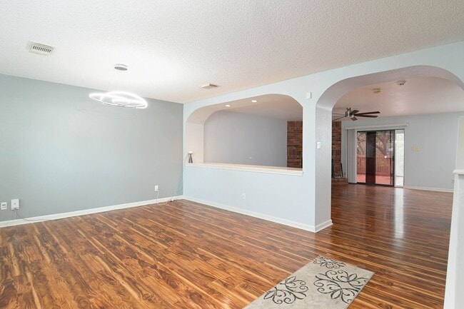 Building Photo - Beautiful 4/3.5 Home Available for Immedia...