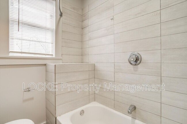 Building Photo - 1411 6th Ave