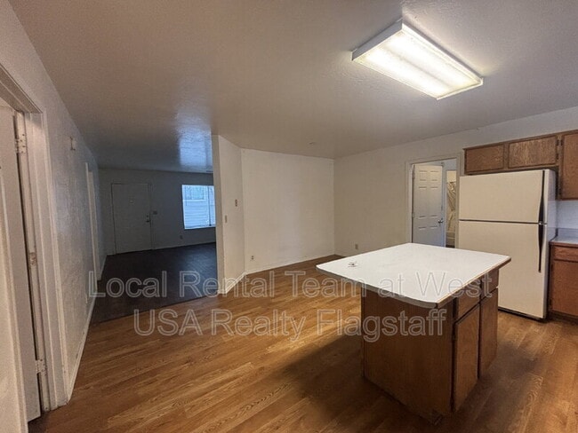 Building Photo - 625 S Fountaine St