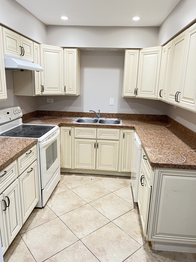 Unit 4 Kitchen - 11055 S Nagle Ave