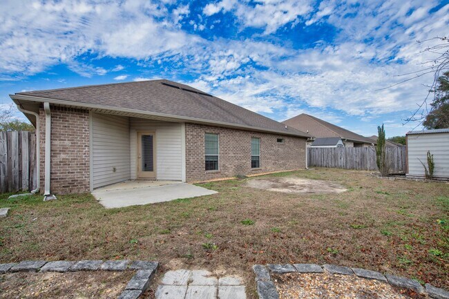 Building Photo - MOVE-IN SPECIAL!
