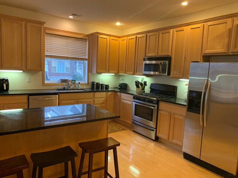 Spacious kitchen with eat in island - 1530 Zarthan Avenue South