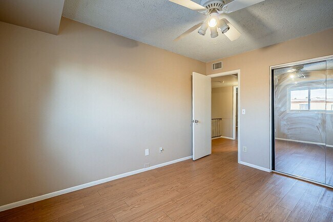 Building Photo - Charming 3 bedroom townhome near everything!