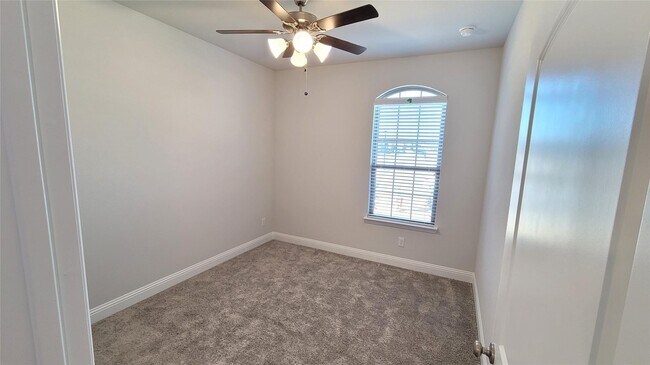 Building Photo - 4002 Cottontail Dr