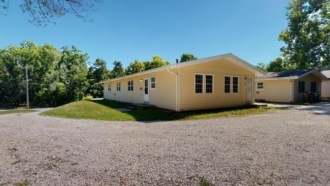 Building Photo - Spacious 2 Bedroom w/Basement & Vaulted Ceilings