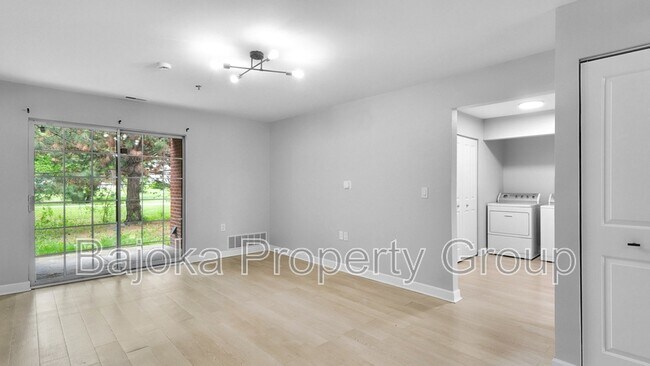 Building Photo - 4434 Trumbull-9