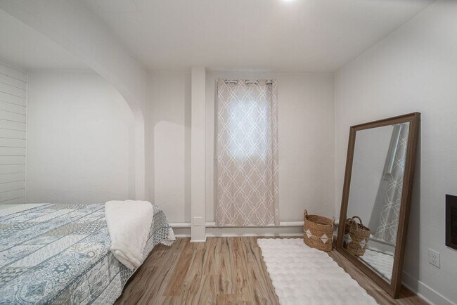 Building Photo - Fully Furnished 1 Bedroom 1 Bathroom WITH laundry!