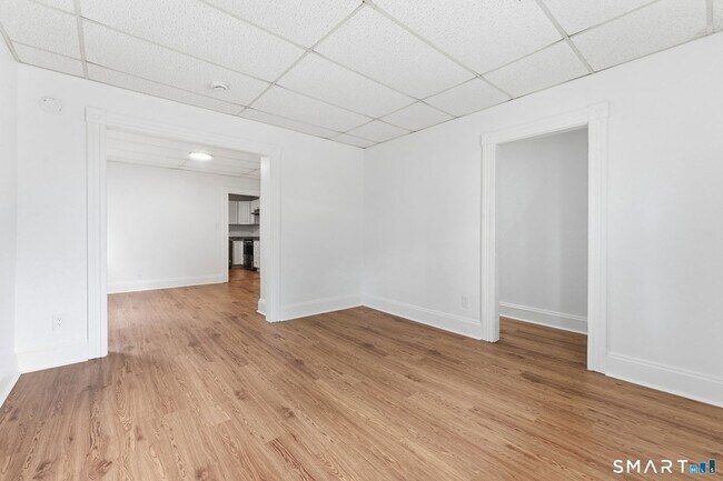 Building Photo - 203 Center St