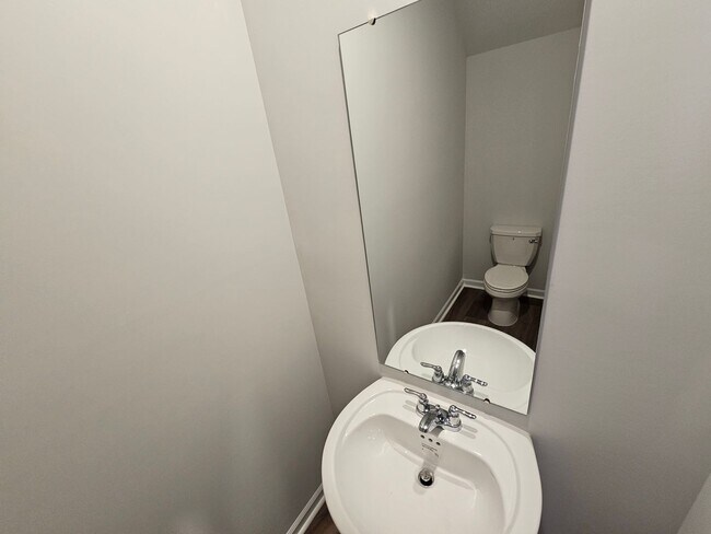 Building Photo - 5 Bedroom/ 2.5 Bath in Waterfall Village