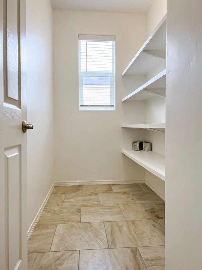Building Photo - Modern 3 Bed 2 Bath Home - Pet Friendly!