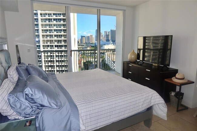 Building Photo - 1750 N Bayshore Dr