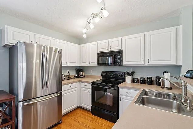 Building Photo - Move-In Ready Townhouse in Prime Location ...