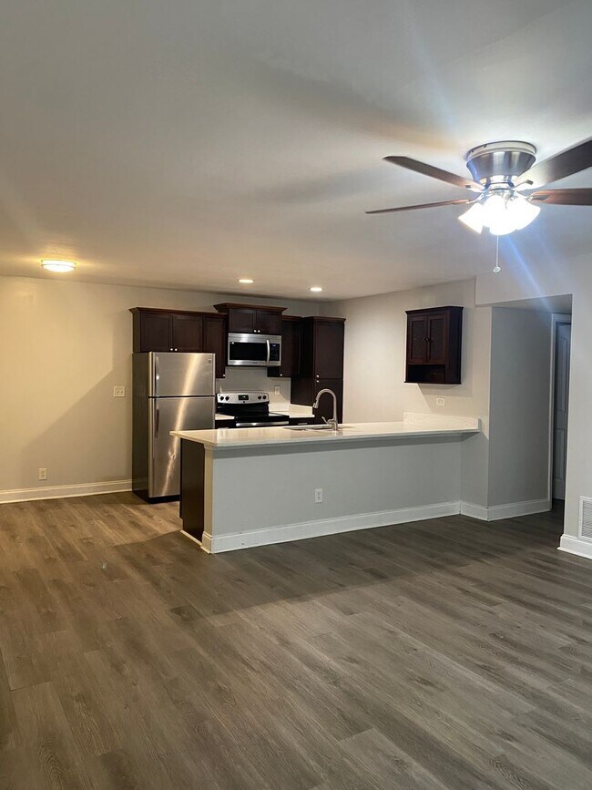 Building Photo - *Choose Your Special!* Spacious Fully Renovated 2-Bedroom Apartment in Alamo Heights ISD
