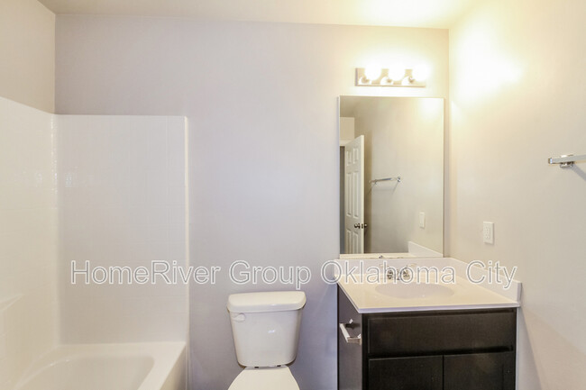Building Photo - 2025 Bosc Dr