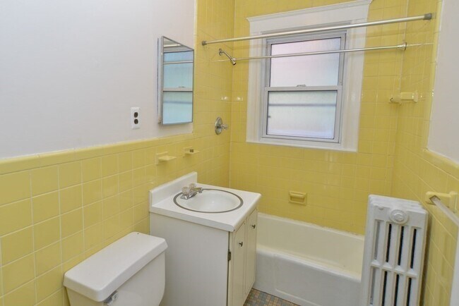 Building Photo - 89 Rockview St