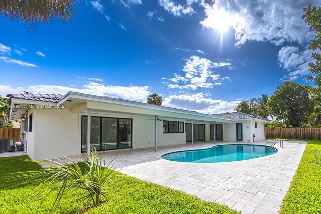 Building Photo - 1001 NW 6th Dr