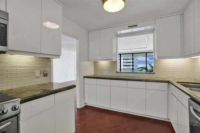 Building Photo - 3 Grove Isle Dr