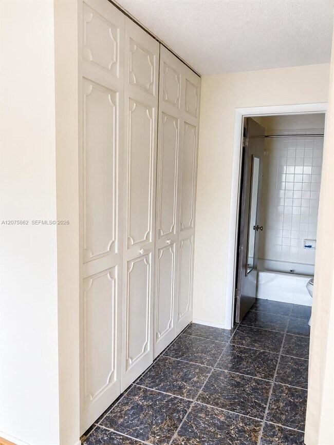 Building Photo - 3730 Inverrary Dr