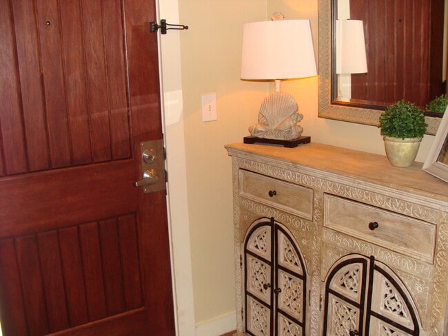 Building Photo - 3 bedroom 2 bath furnished condo