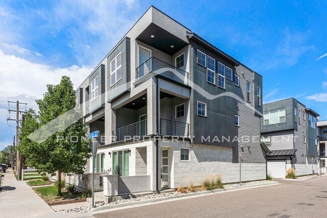 Building Photo - Fantastic Townhome with Central AC and 2 Car Garage!