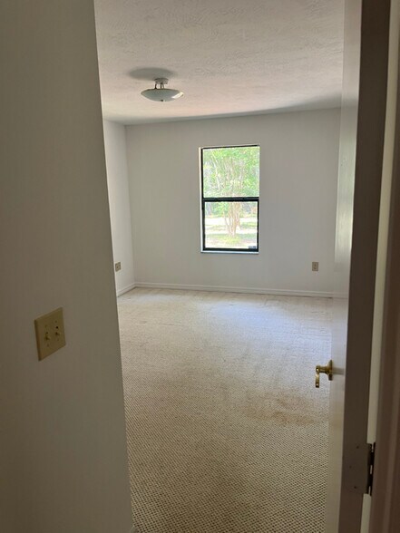 Building Photo - 17026 Southside Ct