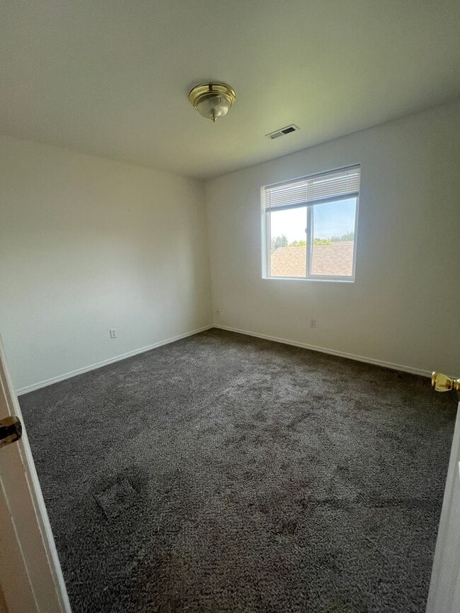Building Photo - Beautiful Large 3 bedroom 2.5 bath home