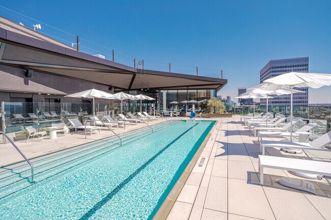 Building Photo - ~1.5 Months FREE~ Fully Furnished, Luxury ...