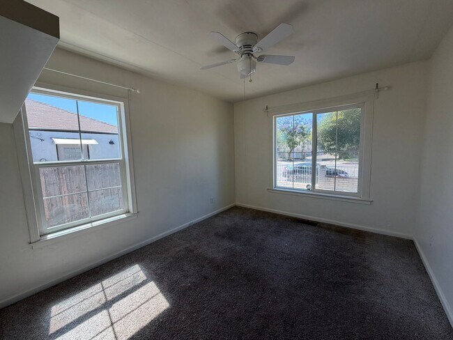 Building Photo - 564 E Street