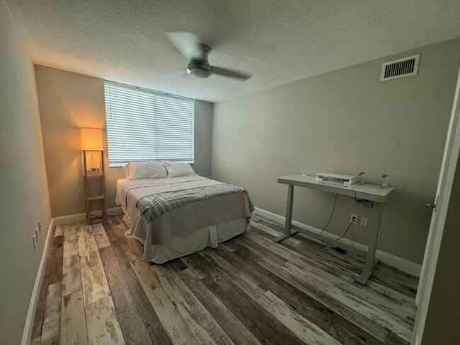 Building Photo - 300 Scotia Dr