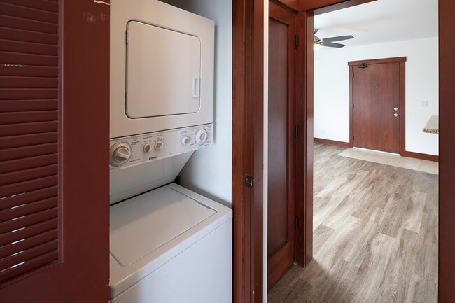 Building Photo - 2 WEEKS FREE ~ Point Loma 1BR with Washer/Dryer and Parking!