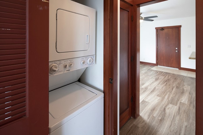 Building Photo - Point Loma 1BR with W/D In-Unit, Great Vie...