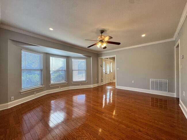 Building Photo - 627 W 2nd St