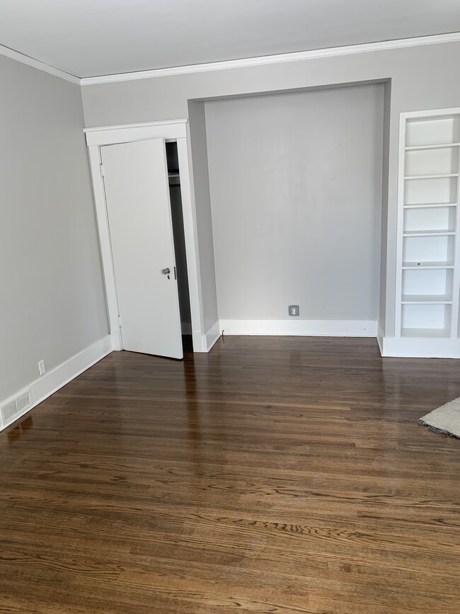 Main living room - view upon entrance - 3568 Jackson St