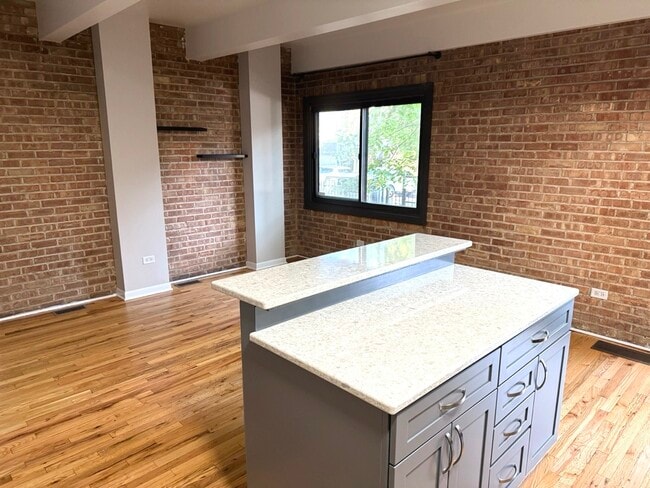 Building Photo - 646 W Belden Ave