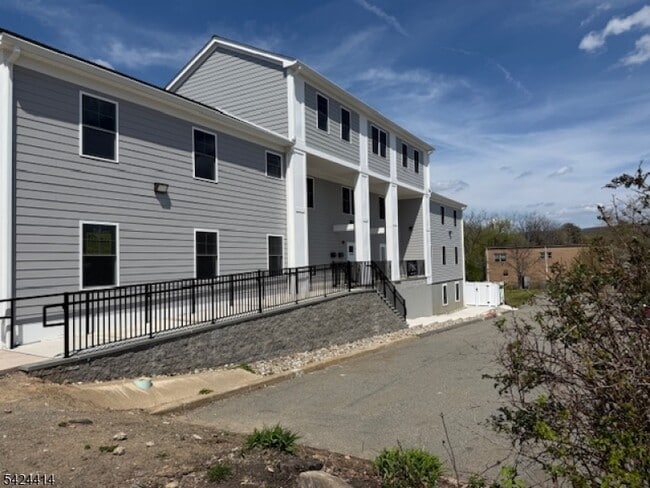 Building Photo - 237 Main St