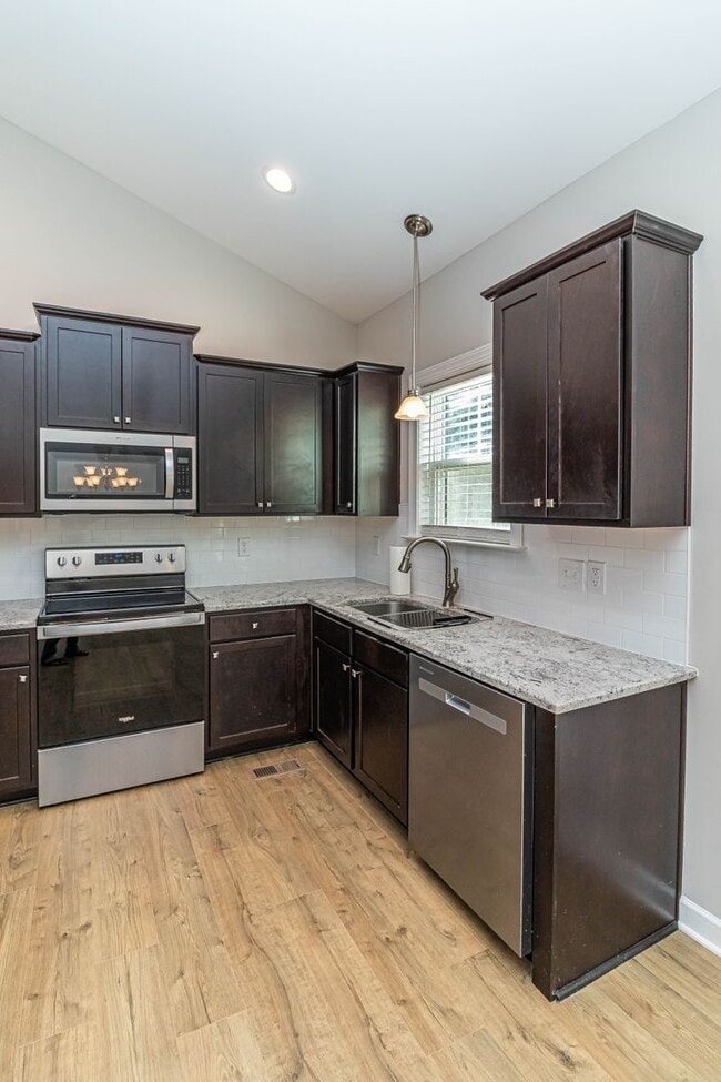 Building Photo - Immaculate 3 BR | 2 BA Ranch Home in Golds...