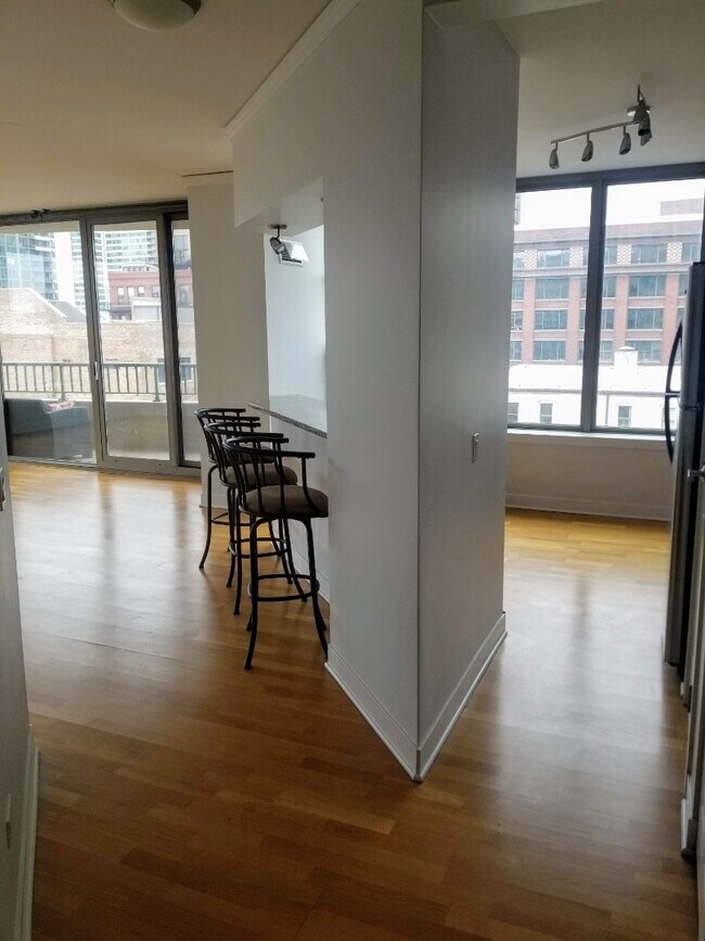 Building Photo - Extra Spacious Corner 1 Bed Condo set in Chicago's Desirable West Loop Neighborhood! Ready 6/1!