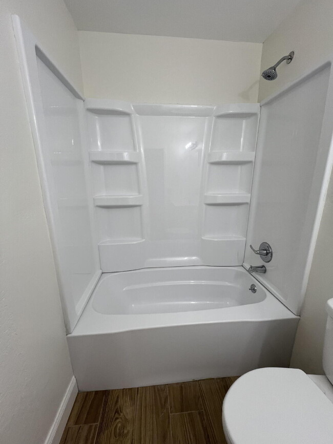 Building Photo - Newly Remodeled 2BR unit